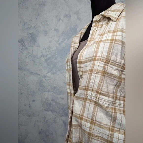 Old Navy Pleated Tan Long Sleeve Boyfriend Shirt size L - Picture 2 of 8